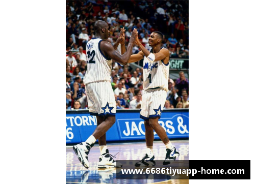 NBA重磅瞬间：巨星被对手飞身封盖，全场球迷狂欢掌声雷动